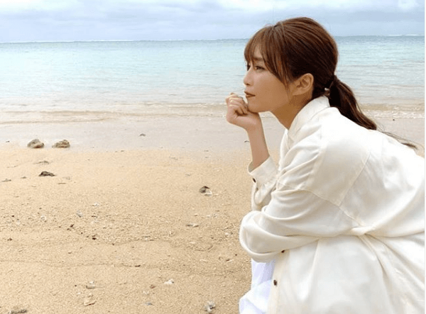 AAA宇野実彩子、砂浜に映えるホワイトコーデ＆横顔SHOT公開で反響「透明感ヤバすぎ」「美しいです」サムネイル画像!