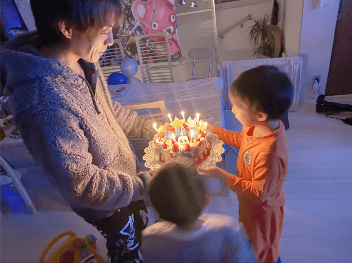 辻希美、手作り“キャラ誕生日ケーキ”を持つ杉浦太陽と長男の写真公開「頑張って作った…」サムネイル画像!