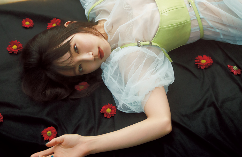 吉岡里帆、儚くロマンチックな“春ファッション”を披露