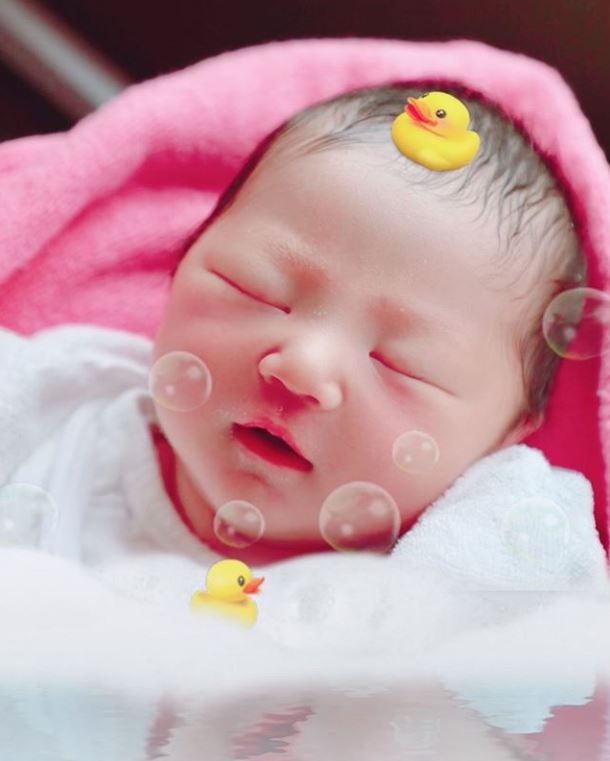 第2子出産の鈴木亜美、次男の写真公開に「ママにそっくり」「応援してます」の声サムネイル画像!