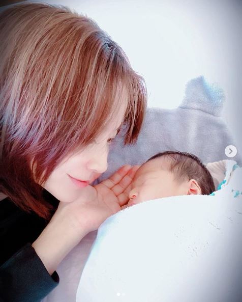 第2子出産の鈴木亜美、次男との退院報告2ショットと“初兄弟写真”公開に反響「かわいい2人」