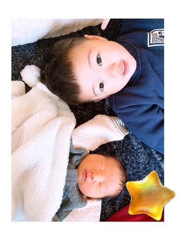 第2子出産の鈴木亜美、次男との退院報告2ショットと“初兄弟写真”公開に反響「かわいい2人」