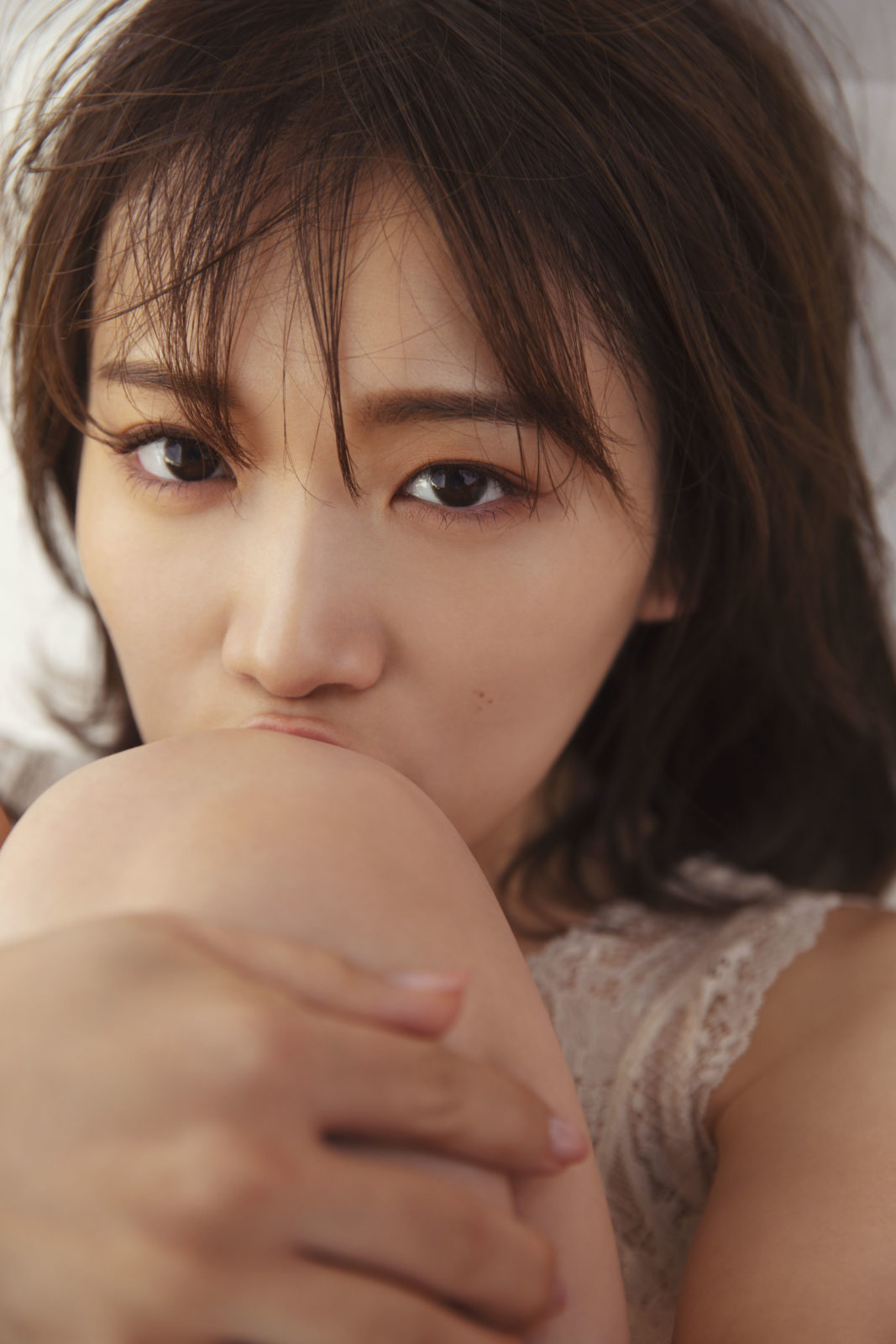乃木坂46・秋元真夏、少女と大人の“二面性”を詰め込んだ先行カットが公開