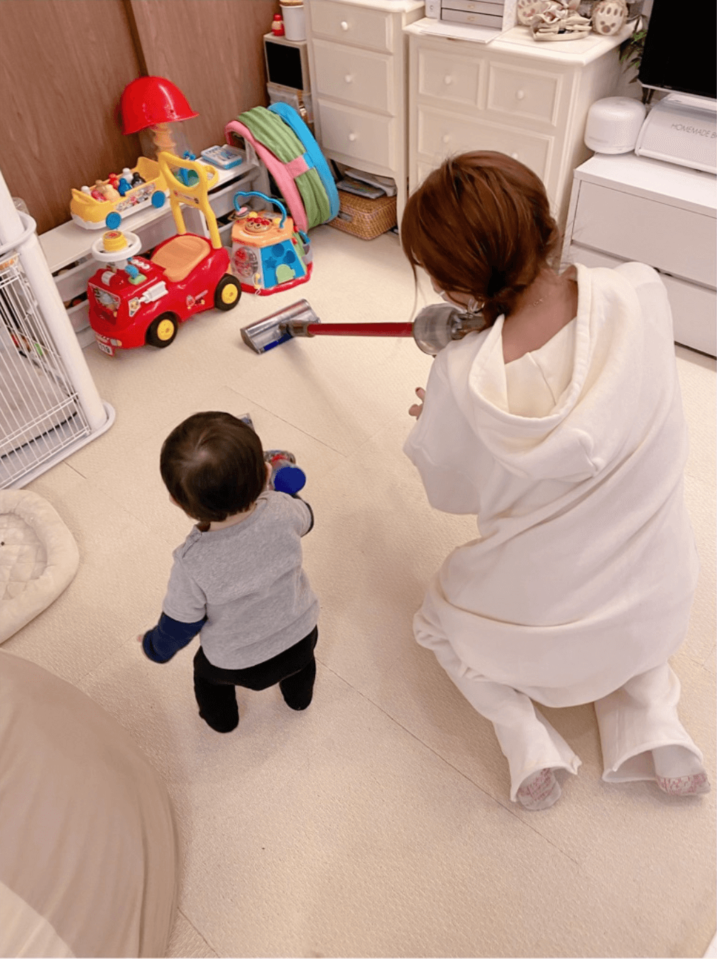辻希美、1歳2ヶ月の三男と“一緒にお掃除”SHOT公開し「可愛すぎだろぉー」サムネイル画像!