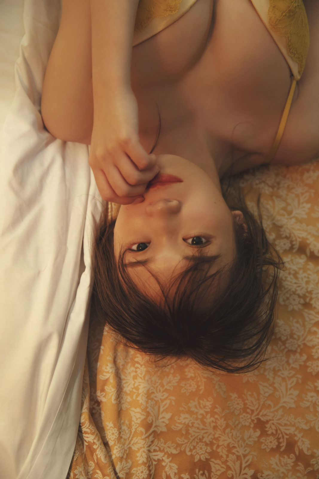 乃木坂46・秋元真夏、アンダーな雰囲気の“大人の表情”を披露