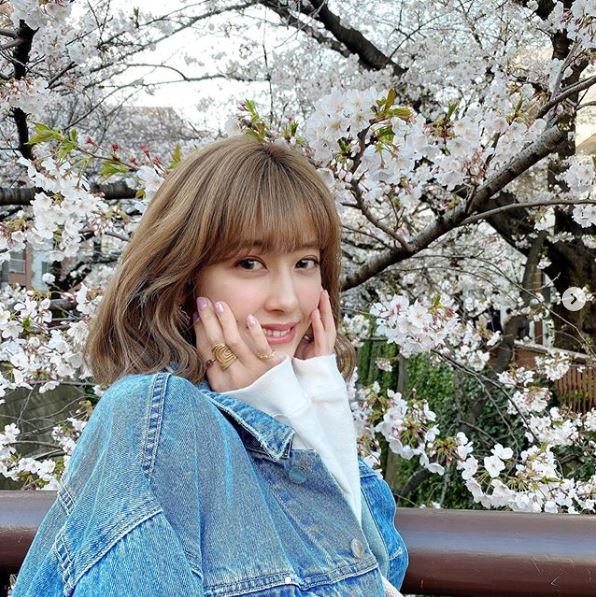 夏焼雅、桜バックの“春コーデSHOT”公開に反響「可愛すぎてびっくり」「尊い」