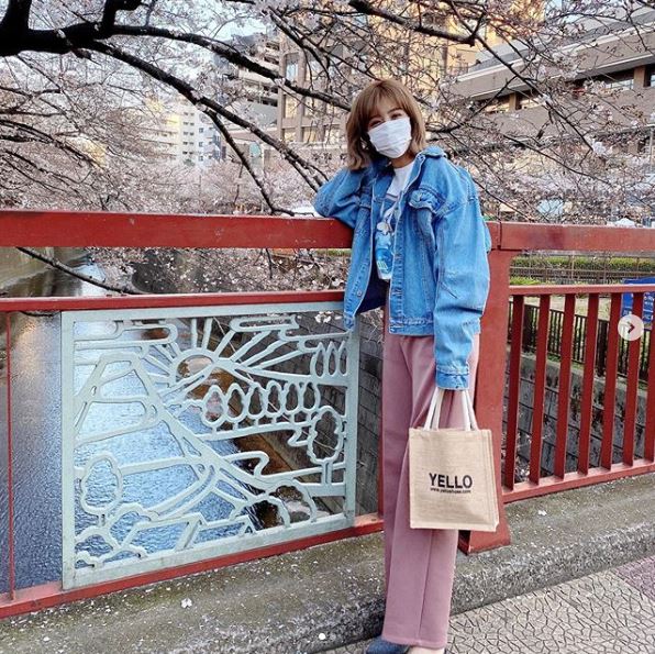 夏焼雅、桜バックの“春コーデSHOT”公開に反響「可愛すぎてびっくり」「尊い」