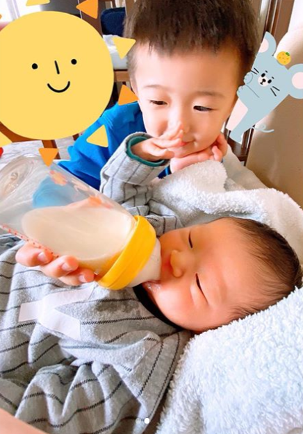 第2子出産の鈴木亜美、長男が次男を“お世話”する幸せSHOTに反響「偉い」「おりこうさん」