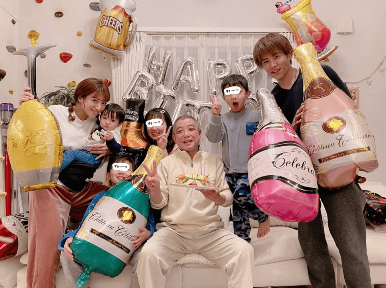 辻希美、父を囲んだ誕生日の家族7SHOT &“お刺身ケーキ”写真公開「まだまだ長生きしてね」
