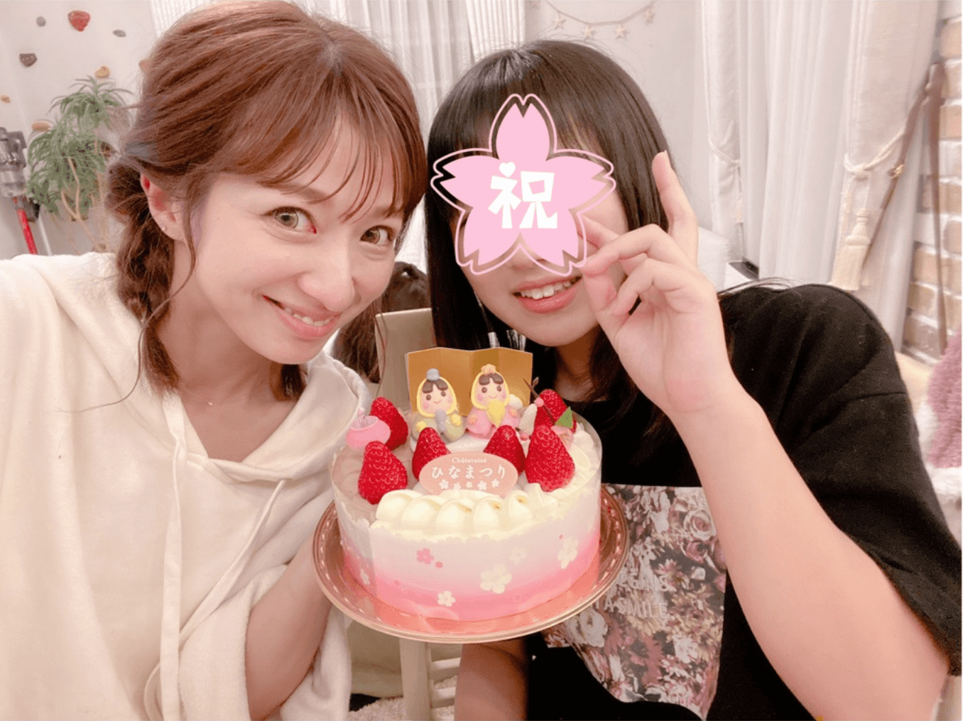 辻希美、中学生になる長女とひな祭りケーキ囲んだ2SHOT公開「これからもスクスク成長して…」サムネイル画像!