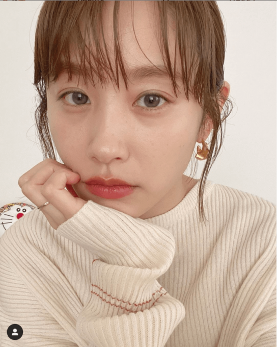 高橋愛 あべさん待ち のカラコンshotに反響 透明感 肌が綺麗すぎです ニフティニュース