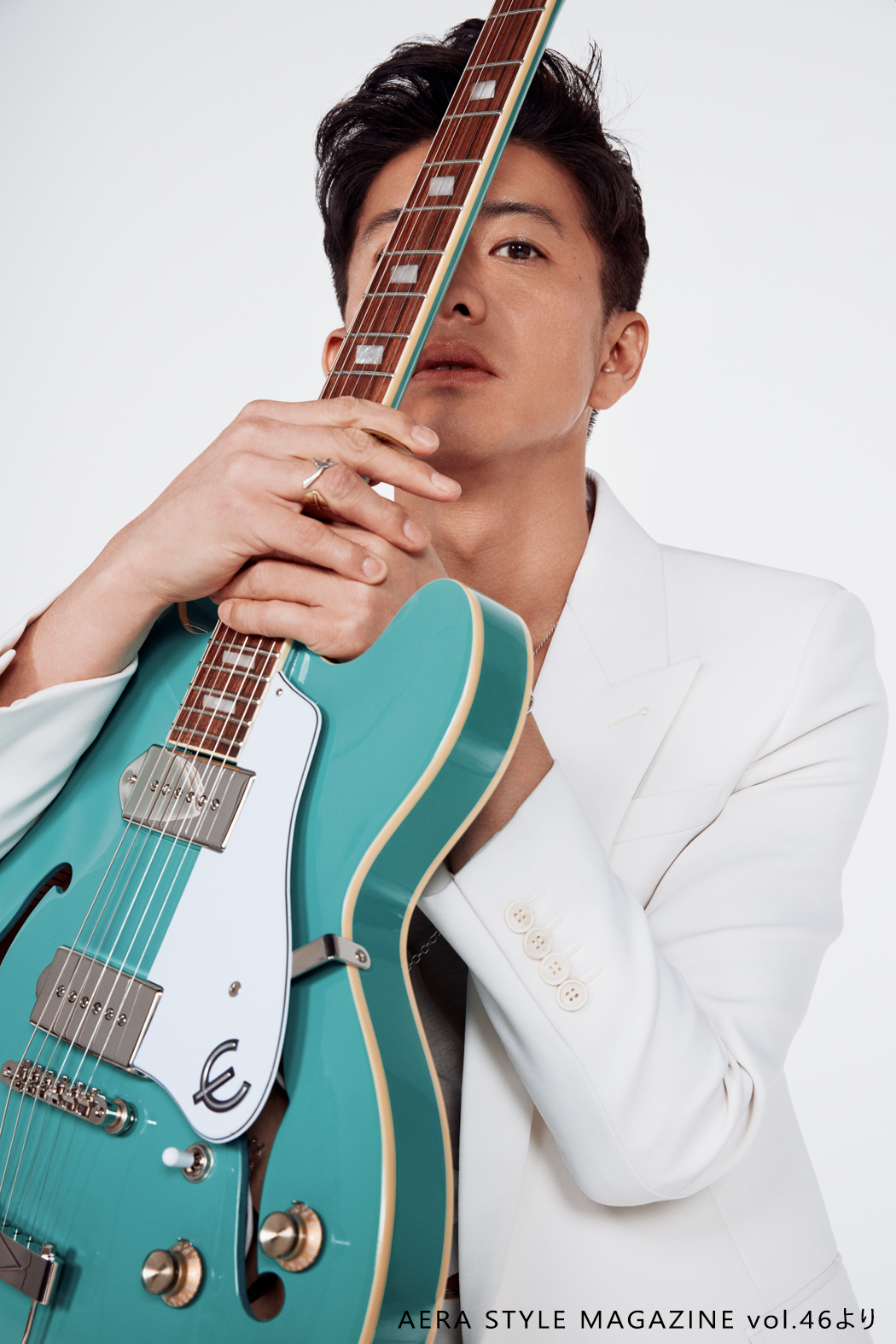 木村拓哉 白スーツ姿の ギターshot を公開 E Talentbank Co Ltd