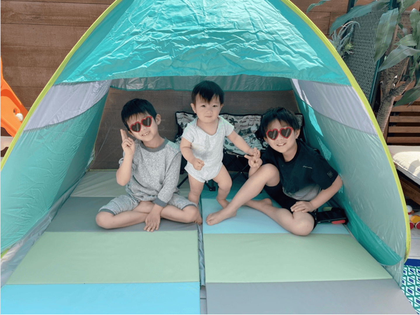 辻希美、自宅バルコニーに広げたテントで息子たちとの“テンションup”な4SHOT公開