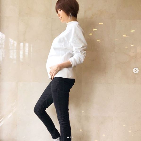 さすが 妊娠6カ月のhitomi 現在の体重と長女撮影 トレーナー姿のふっくらお腹公開し反響 スタイル抜群 E Talentbank Co Ltd