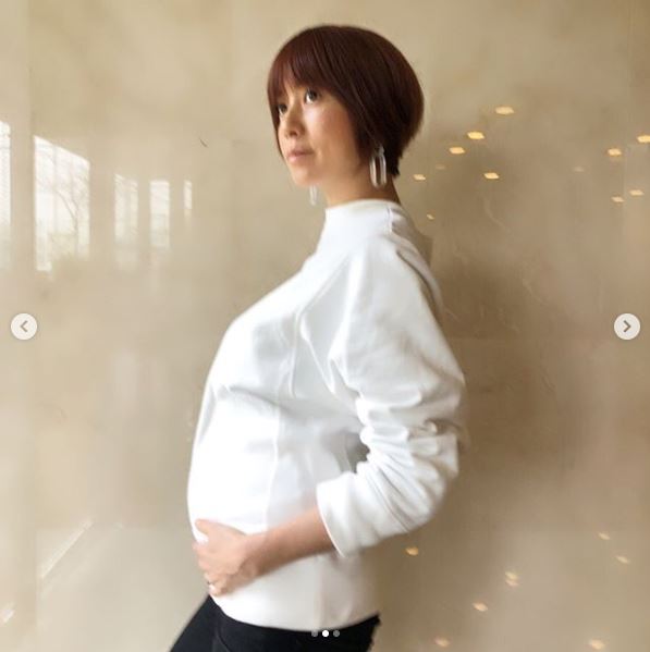 「さすが」妊娠6カ月のhitomi、現在の体重と長女撮影・トレーナー姿のふっくらお腹公開し反響「スタイル抜群」