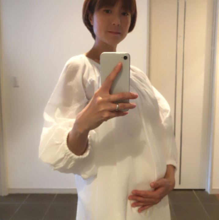 「かなり増えて…」hitomi、体重と妊娠7か月後半の“ふっくらお腹”公開サムネイル画像!