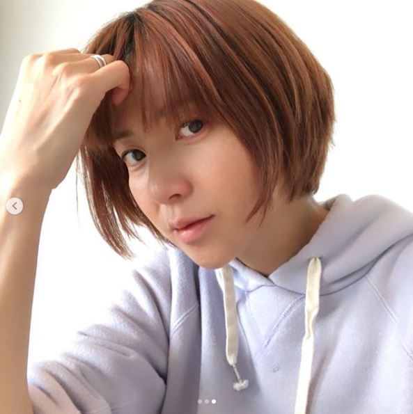 Hitomi セルフ 髪色チェンジ 動画 前後shot公開に反響 髪の毛キレイ