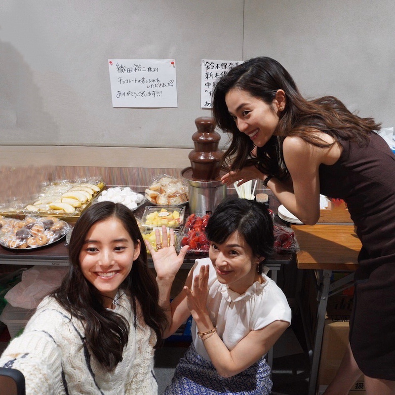 新木優子、ロケ先での“お座り”オフショット公開に反響「天使の微笑み」「ホント可愛い」
