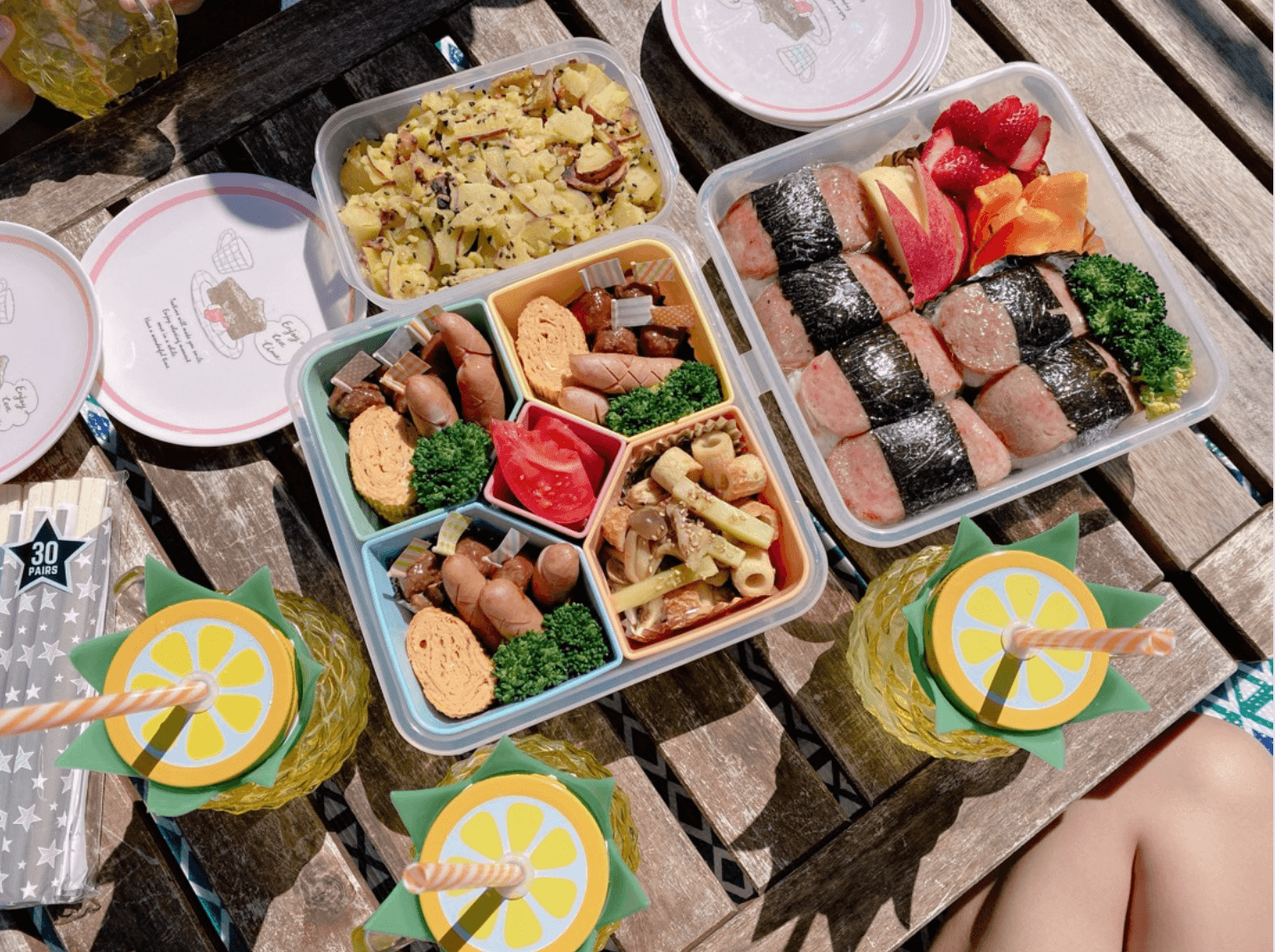 辻希美、自宅バルコニーでの“家ピクニック”家族6SHOT公開「いい時間を過ごせています」