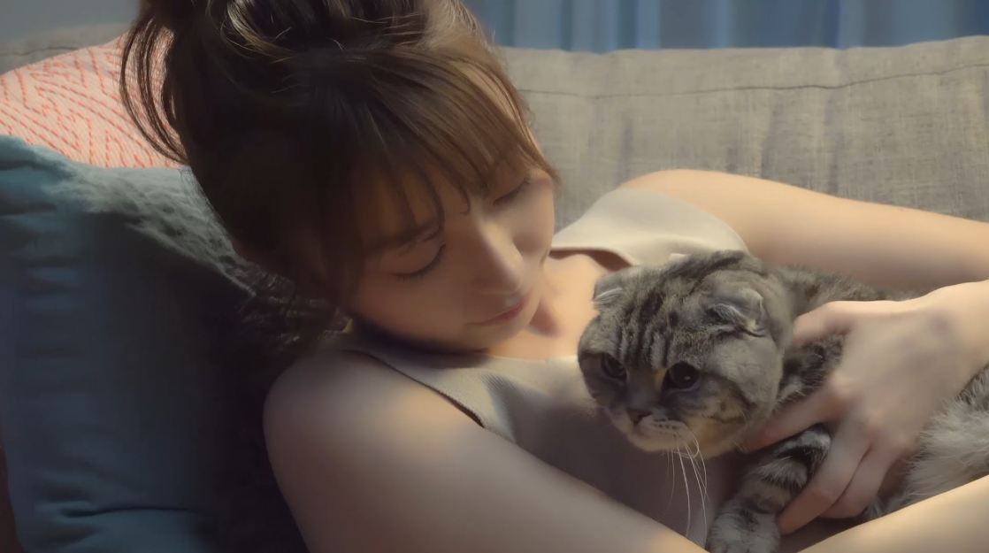 宇垣美里、猫との2ショット＆くつろぎ姿などのオフショットを公開サムネイル画像!