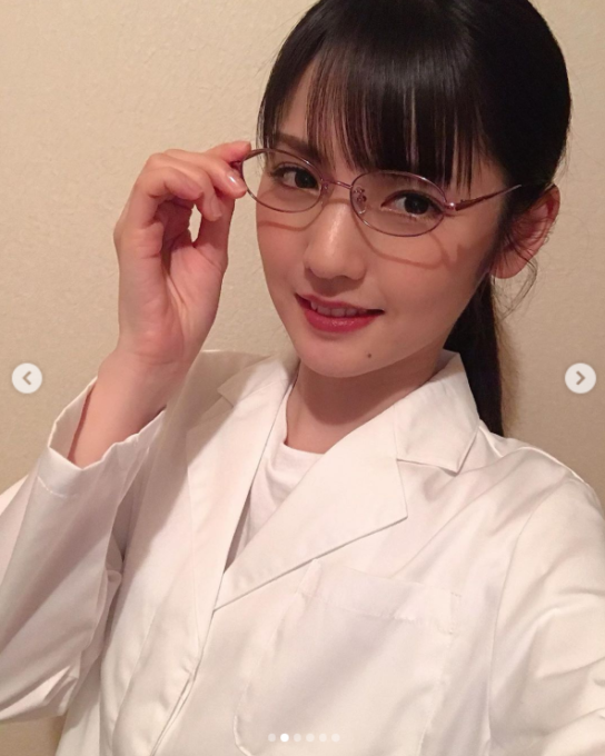 道重さゆみ、メガネ＆白衣の“知的美女”SHOTに「教わりたい」「お綺麗です」
