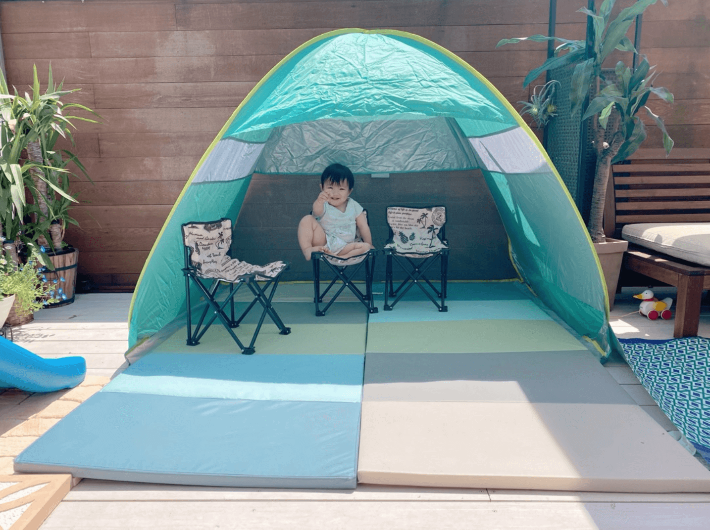 辻希美、自宅バルコニーに広げたテントで息子たちとの“テンションup”な4SHOT公開