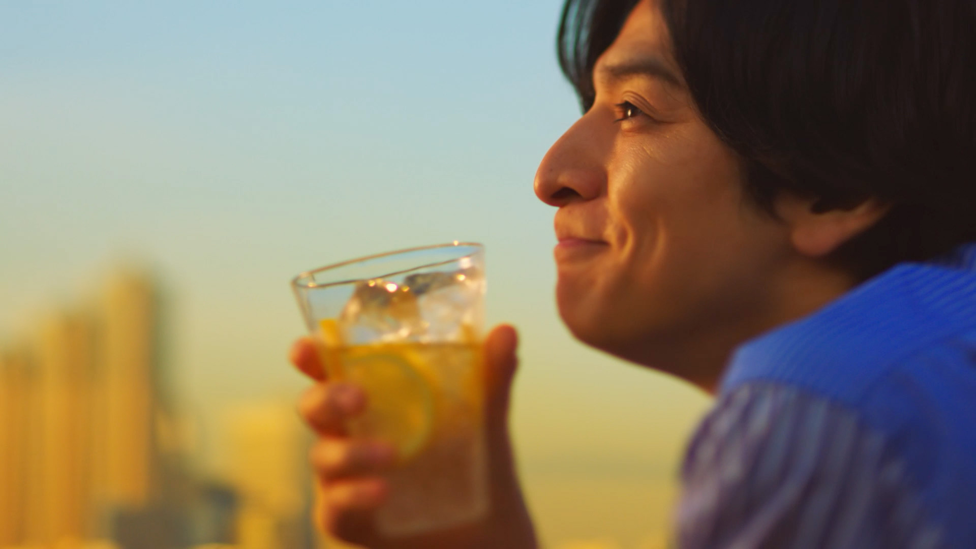 生田斗真＆中村アン、夕焼けを背景にした“微笑みカット”が公開