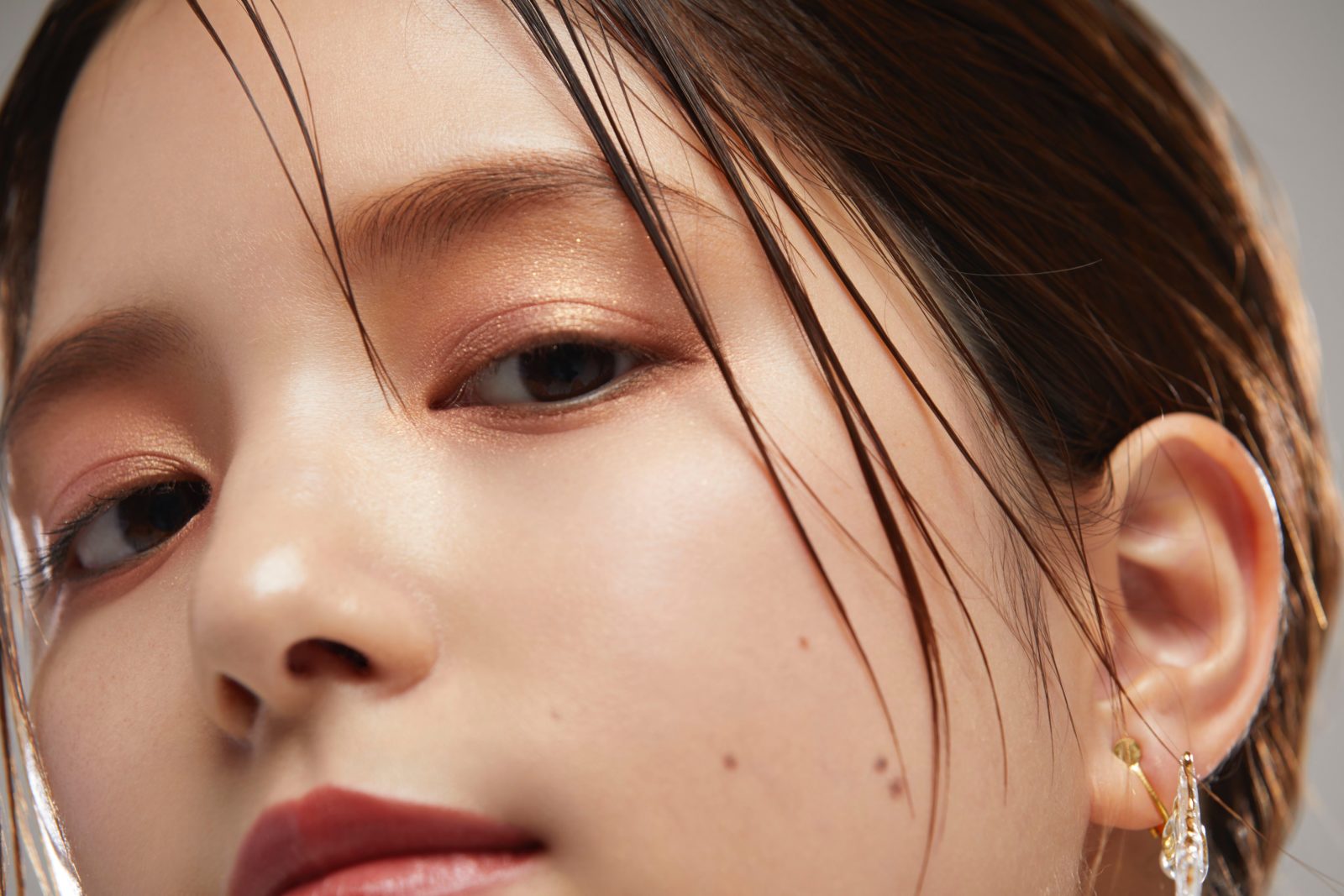 川島海荷、透明感あふれる“美メイクSHOT”公開に絶賛の声「美がすごい」「肌ツルッツル陶器肌」