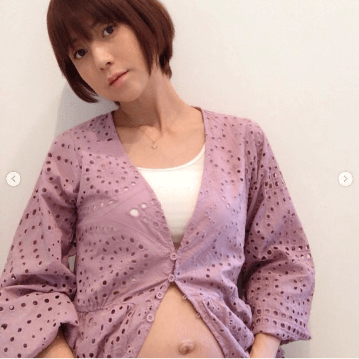 Hitomi 妊娠8か月のセルフマタニティフォト公開に キレイなお腹 大きくなりましたね の声 E Talentbank Co Ltd