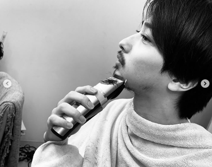 横浜流星、“1ヶ月蓄えた髭”を剃る写真を公開して反響「どっちにしても男前」「素敵です」サムネイル画像!