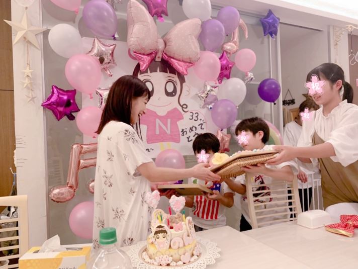 辻希美、髪色をダークカラーにチェンジした誕生日の家族6SHOTを公開「愛がいっぱい」