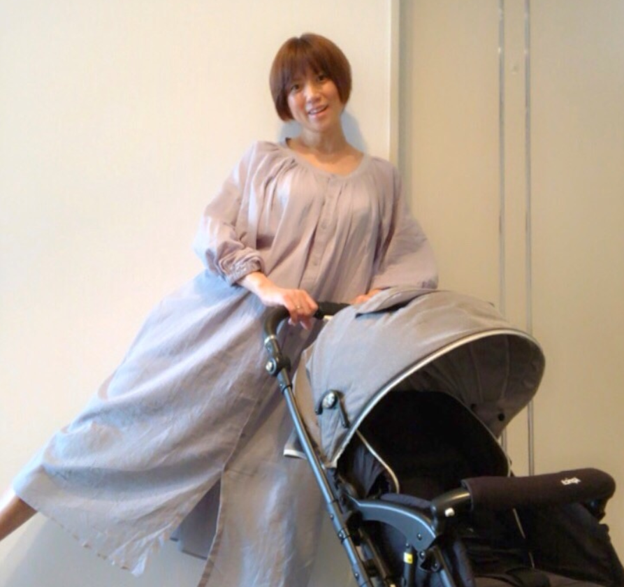 妊娠9カ月のhitomi、ベビーカー購入で出産準備＆夫に委ねた次男の入園式を報告「頑張れ3歳児」サムネイル画像!