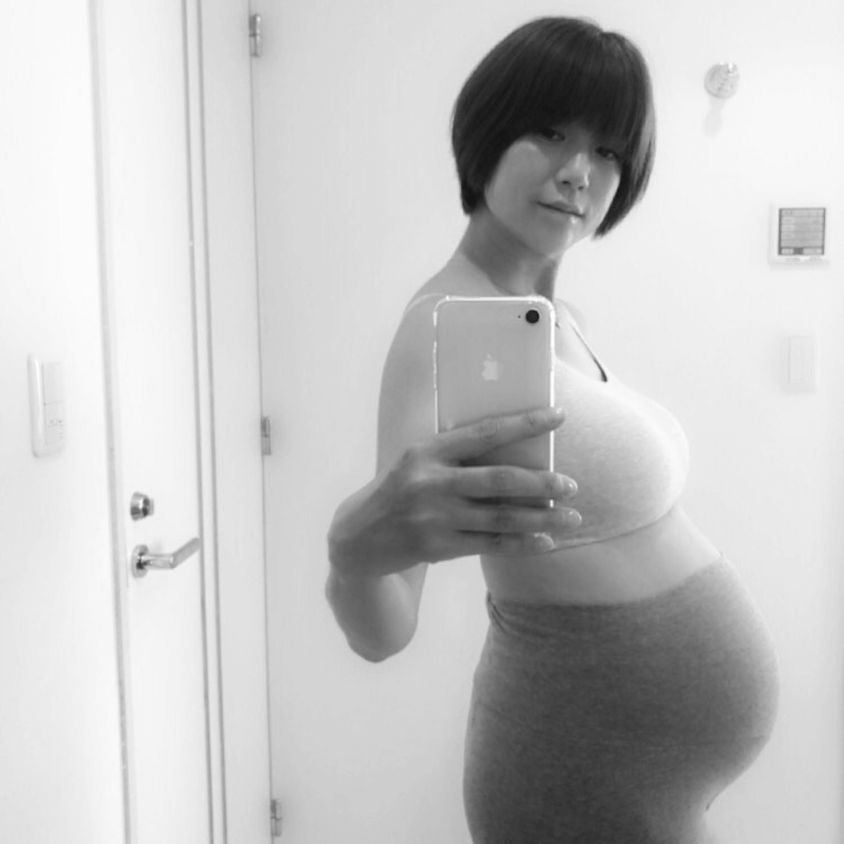 第4子妊娠中のhitomi、臨月のセルフマタニティSHOT公開＆出産への不安も綴る「ちょっとコワイけど…」サムネイル画像!