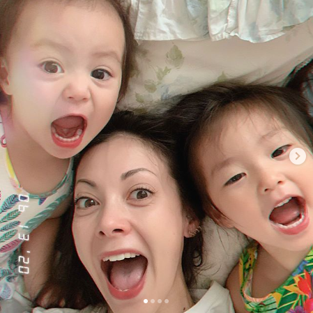 土屋アンナ、娘と3人で顔を寄せ合った“自撮り遊びSHOT”公開に「三姉妹みたい」「めっちゃ可愛い」