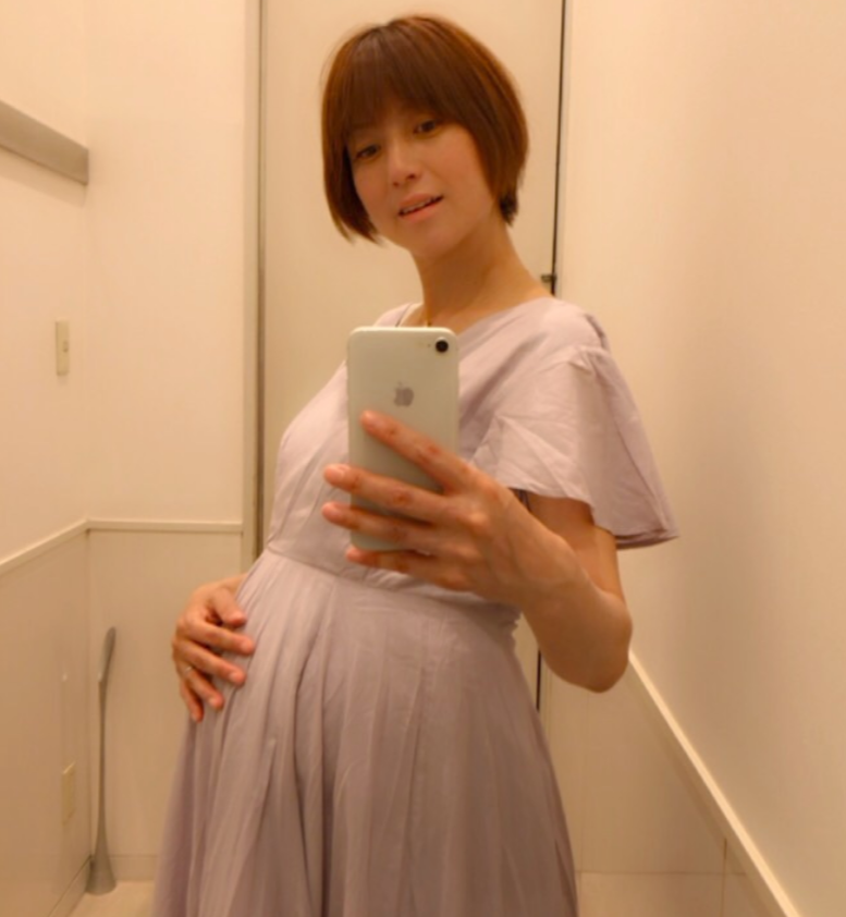 第4子妊娠中のhitomi「臨月、目前」の体重明かす＆9ヶ月のふっくらお腹の自撮りSHOTも公開サムネイル画像!