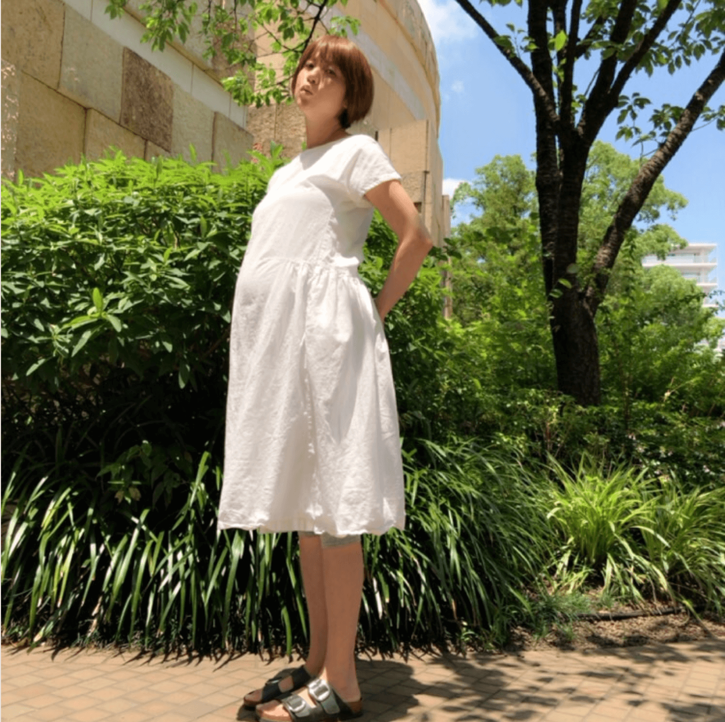 妊娠9ヶ月のhitomi ふっくらお腹の白ワンピshot公開 カラダの動きがかなり大変に E Talentbank Co Ltd