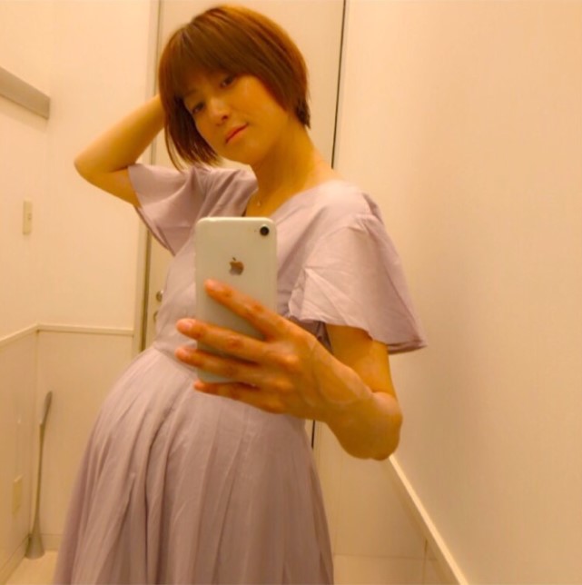 「プラス10キロ」hitomi 妊娠9ヶ月で着用“ムリ”なワンピースSHOT公開サムネイル画像!