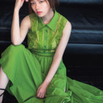 小芝風花、オトナな表情＆ドレッシーな“ワンピースSHOT”を公開