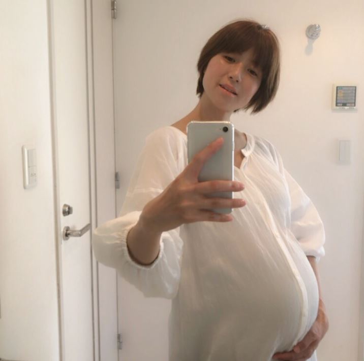 第4子出産のhitomi、マタニティSHOTをまとめて公開＆現状にコメント「赤ちゃんの分だけ…」サムネイル画像!