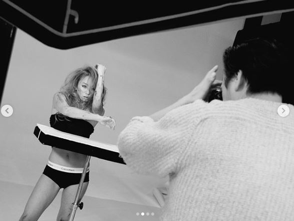 「存在が芸術」倖田來未、乱れ髪の美麗“モノクロ”オフショット公開に反響「ビジュ最高」