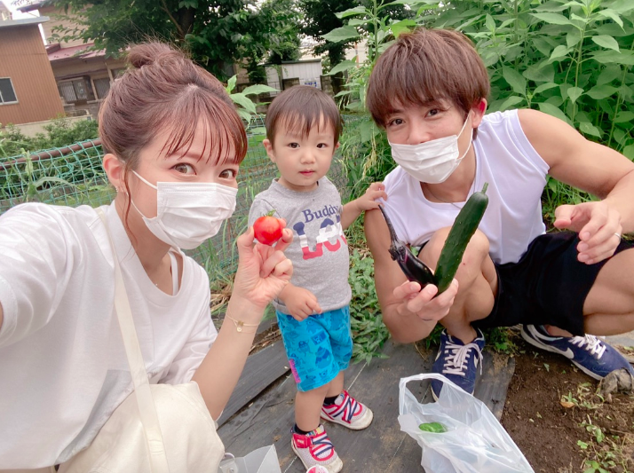 辻希美、夫・杉浦太陽と三男との“夏野菜収穫3SHOT”を公開「愛おしい」サムネイル画像!