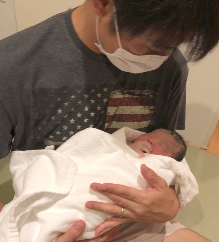 第4子出産のhitomi「家族みんなメロメロ」子供たちの様子綴る＆夫の“赤ちゃん抱っこSHOT”公開