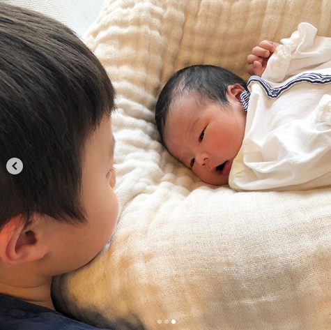 第4子出産のhitomi、生後6日目＆5歳の息子の兄弟2SHOTに反響「微笑ましい光景」「天使」