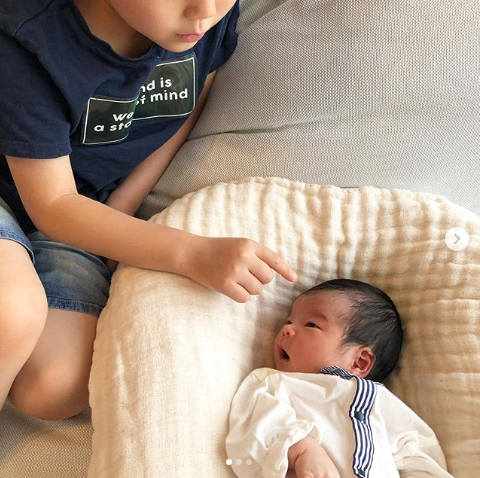 第4子出産のhitomi、生後6日目＆5歳の息子の兄弟2SHOTに反響「微笑ましい光景」「天使」