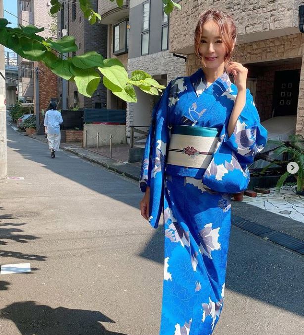 鈴木亜美、鮮やかブルーの浴衣姿に反響「暑さを感じない爽やかさ」「めっちゃおキレイ」