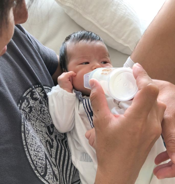 第4子出産のhitomi、赤ちゃんのミルクSHOT＆ママバッグの中身披露し「色々勉強になります」「この量は、大変だ」の声