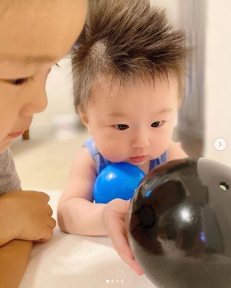 鈴木亜美、息子らの“散髪”SHOT＆おもちゃで遊ぶ様子に「2人とも可愛い」「弟に優しくて立派」の声