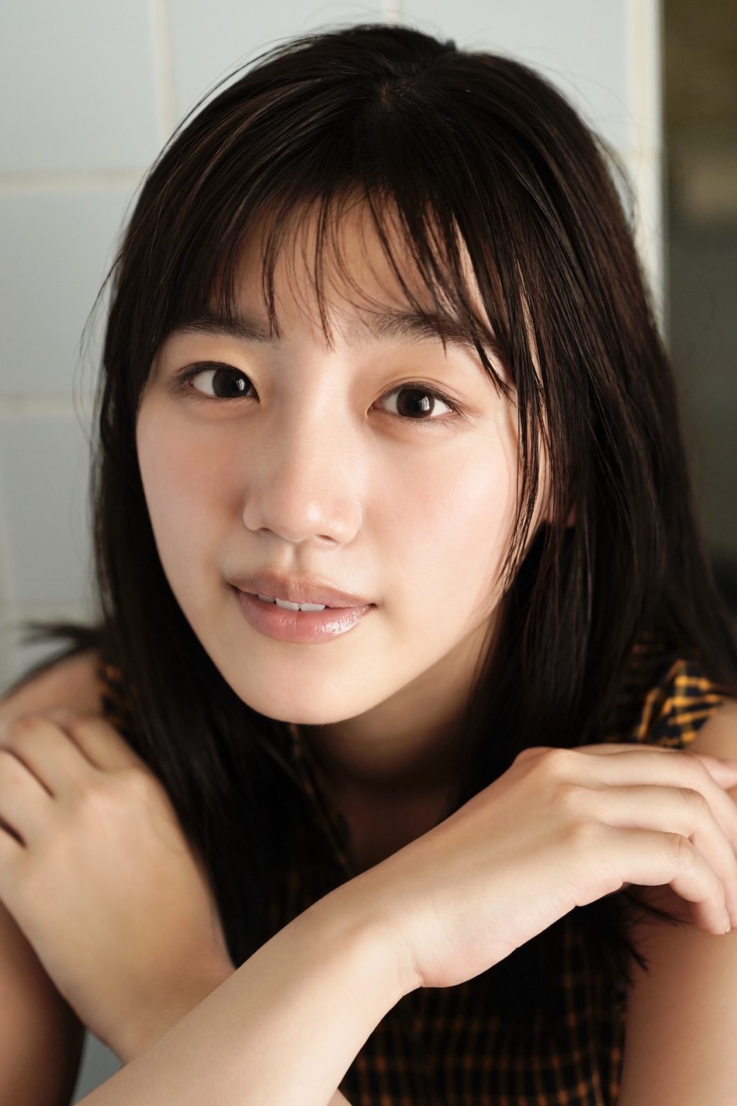日向坂46・佐々木美玲、“大人な女性”の魅力が詰まったカットを公開